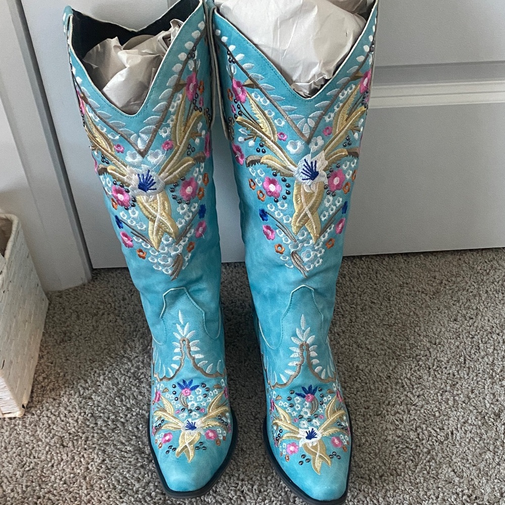 Embroidered Turquoise Western Boots - Picture 2 of 9